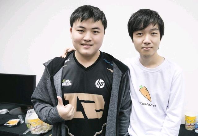 球迷们屏息 球迷们屏息